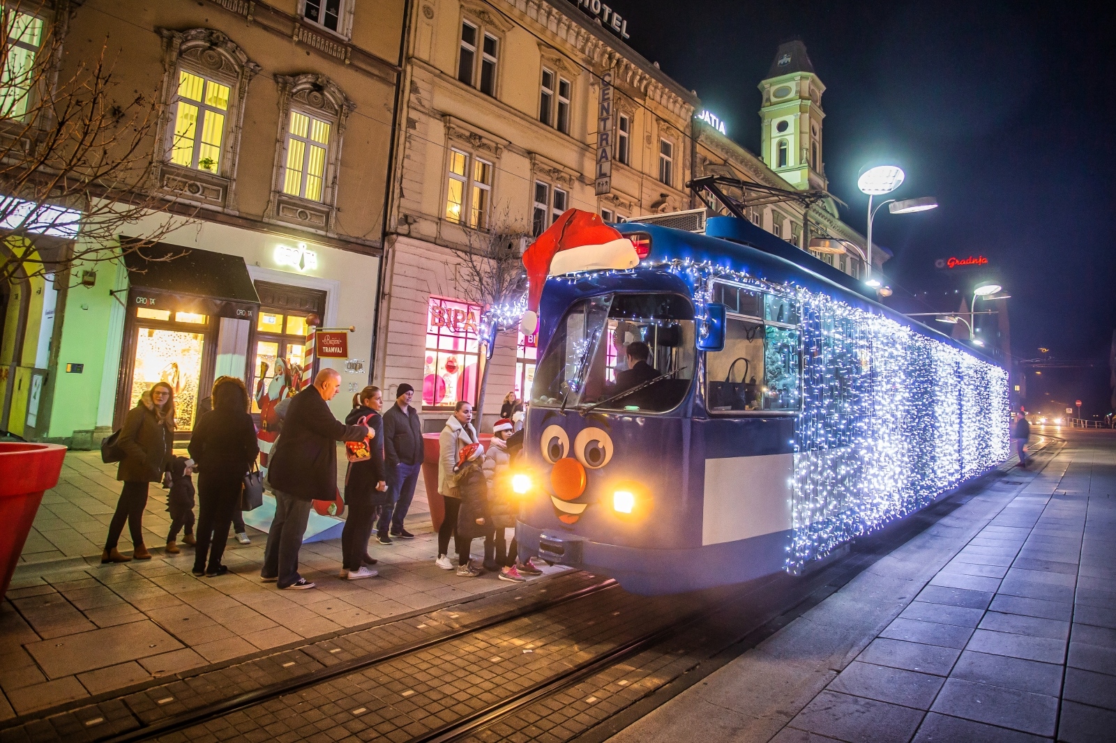Pogledajte kako izgleda ‘Božićna bajka u osječkom tramvaju’