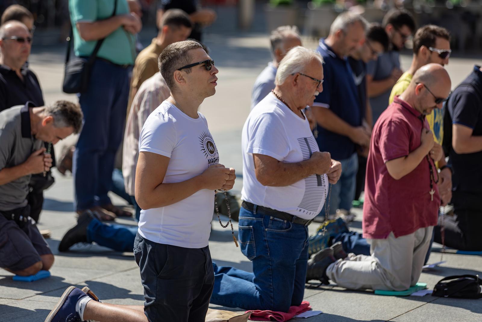 Molitelji pred konkatedralom, 3.8.2024.