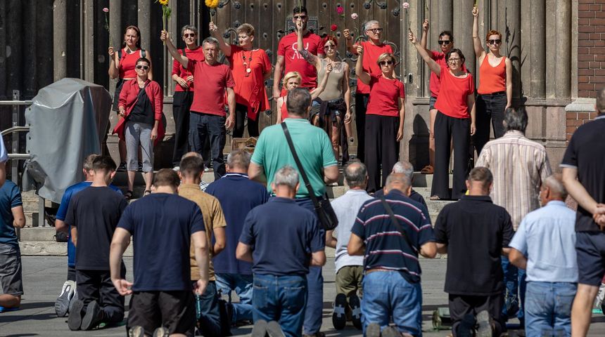 Molitelji pred konkatedralom, 3.8.2024.