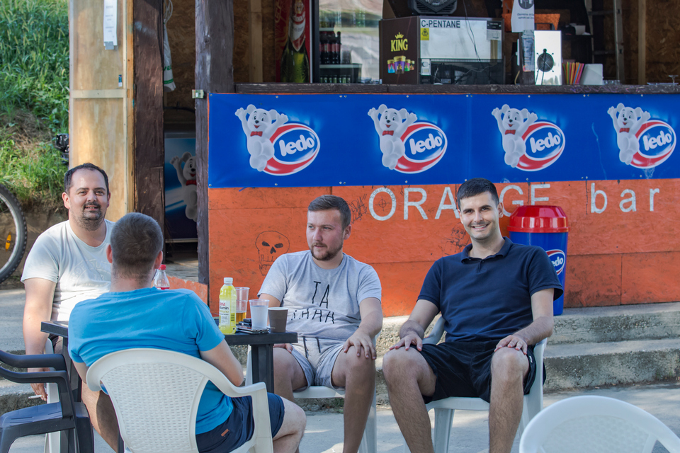 Legice i lege na vrućem dravskom pijesku [Kopika i Željo kupanje]