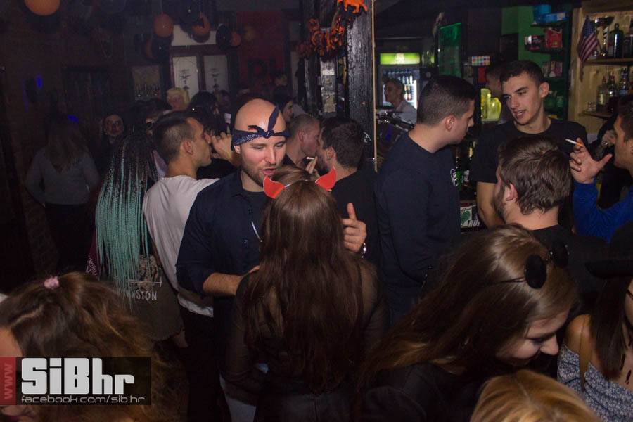 exit_halloween_16