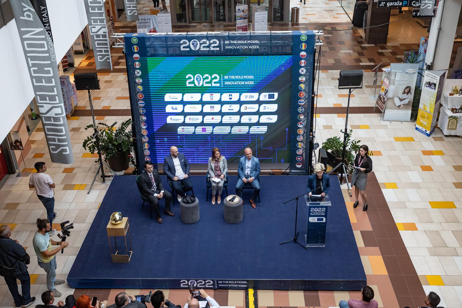 Budi UZOR/INOVA u Mall Osijek