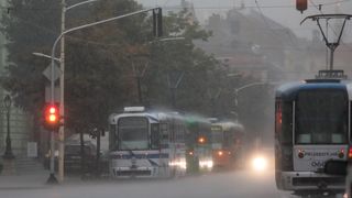 Automobil upao u rupu