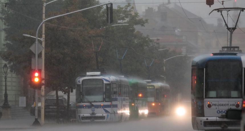 Automobil upao u rupu Automobil upao u rupu