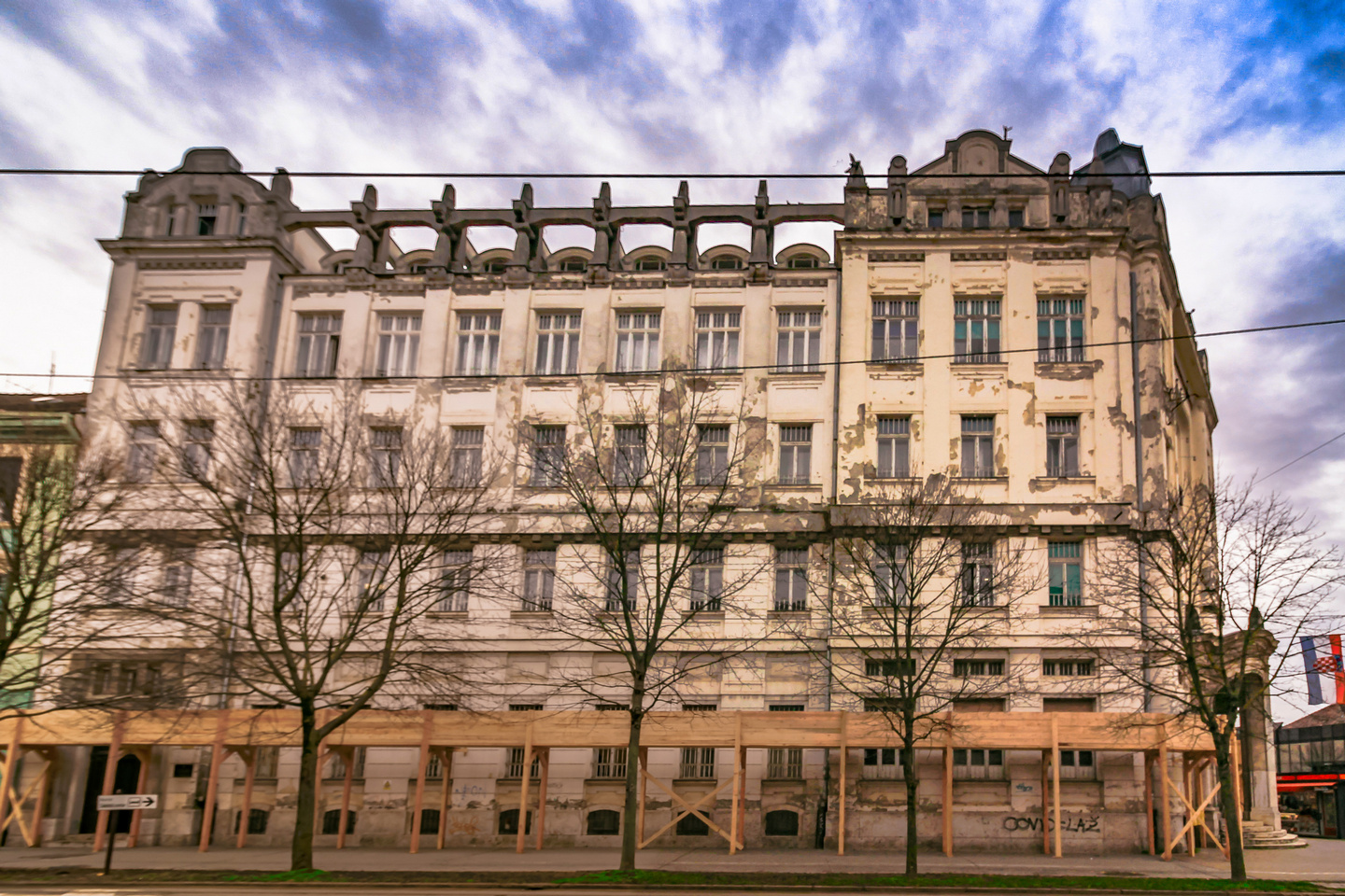 Hotel Royal i Pošta: Oronule fasade prijete prolaznicima Hotel Royal i Pošta: Oronule fasade prijete prolaznicima