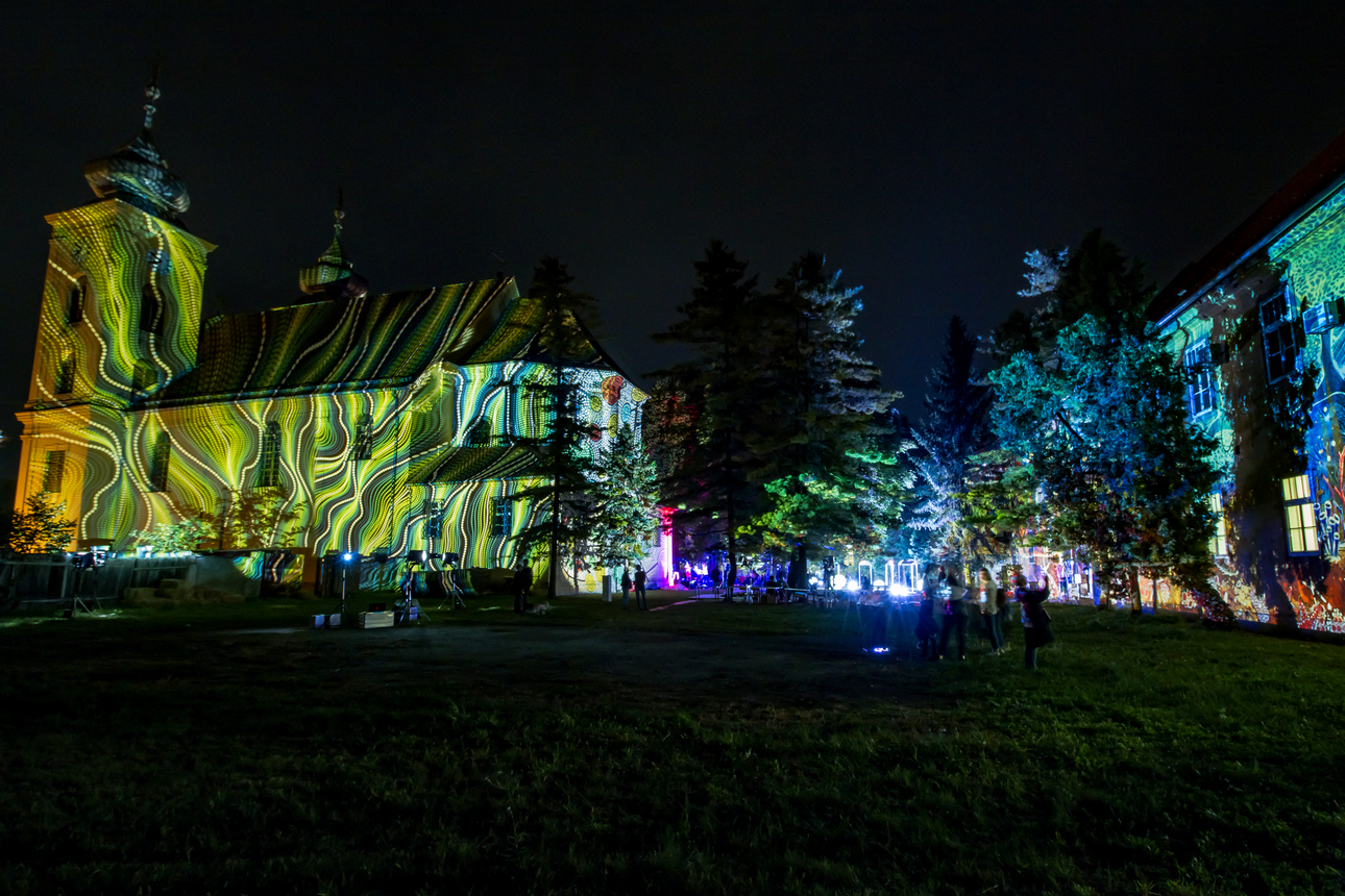 Osijek, 3.10.2020. – Jučer je u Osijeku počeo drugi HeadOnEast festival. Cijeal Tvrđa pretvorial se u šarenu festivalsku pozornicu s brojnim zanimljivim sadržajima. Kako je bilo prve večeri pogledajte u našoj velikoj fotogaleriji [HeadOnEast 2020.]