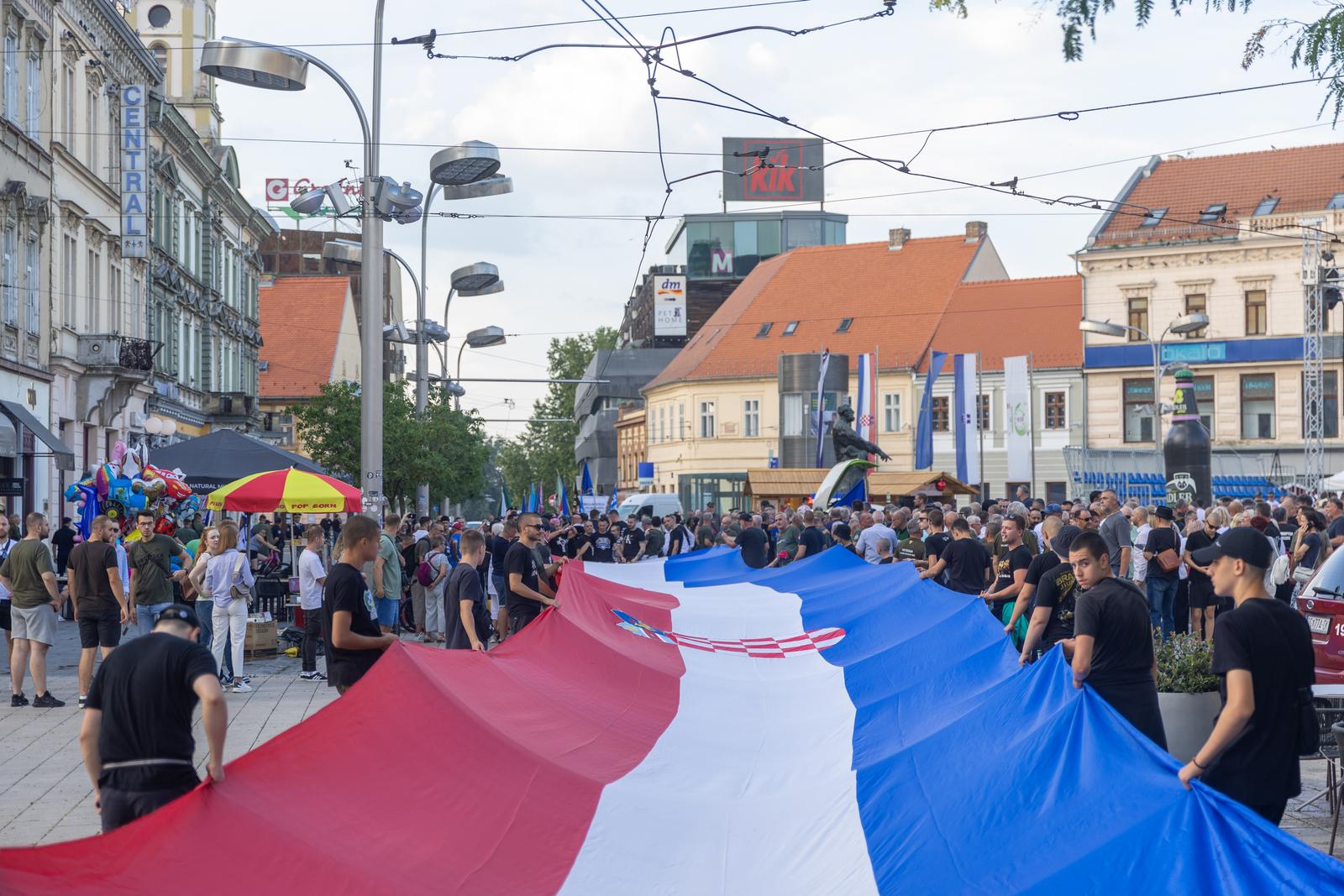 Svečanim mimohodom i bakljadom obilježen Dan osječkih banitelja Svečanim mimohodom i bakljadom obilježen Dan osječkih banitelja
