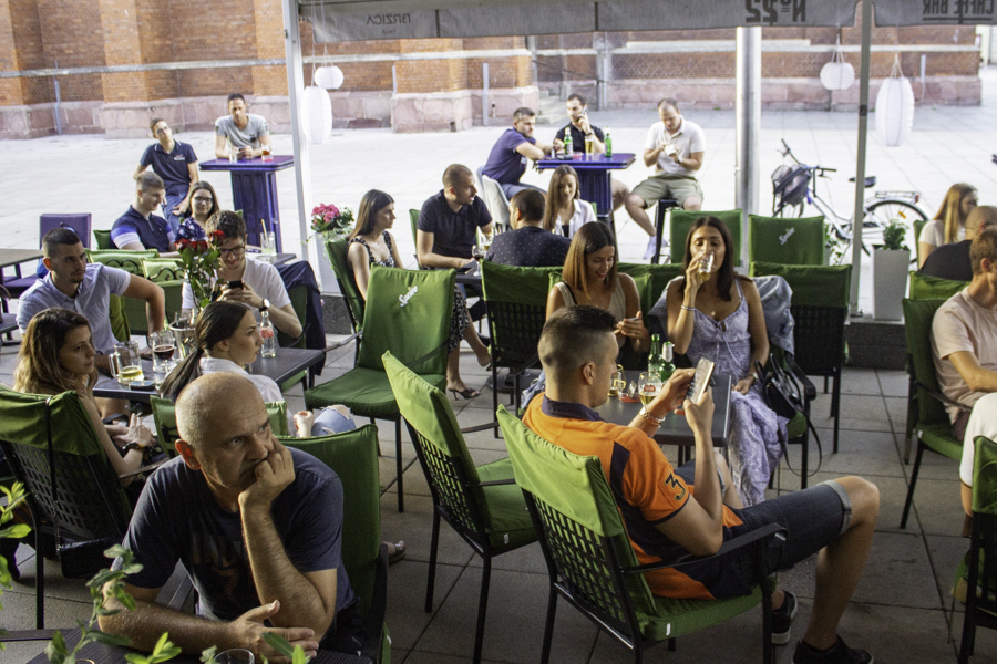 Juraj Padovan i prijatelji zasvirali na terasi ’22-ojke’