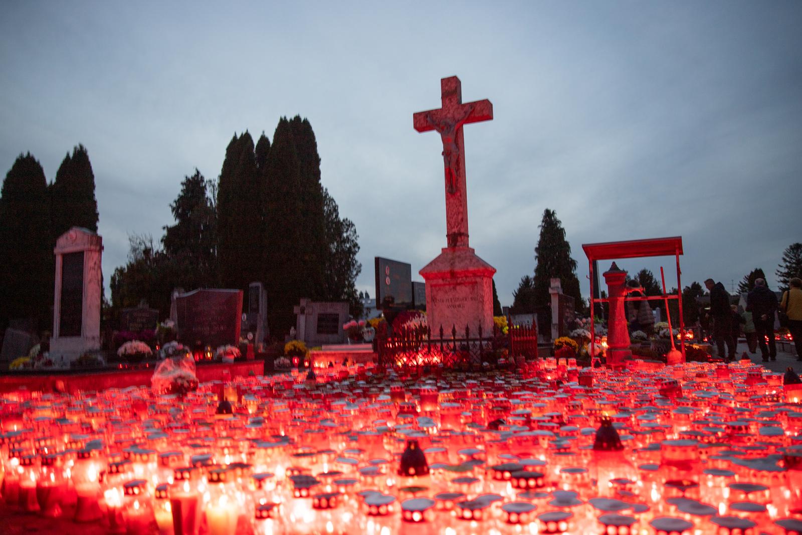 Paljenje svijeća na osječkom Groblju svete Ane