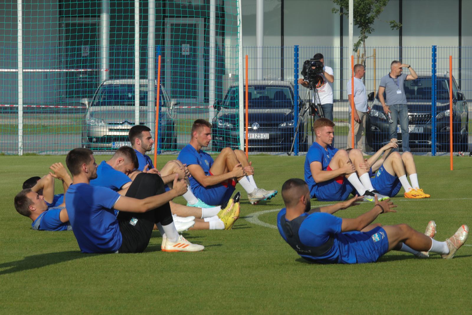 Nogometaši Osijeka započeli pripreme na novom stadionu Nogometaši Osijeka započeli pripreme na novom stadionu