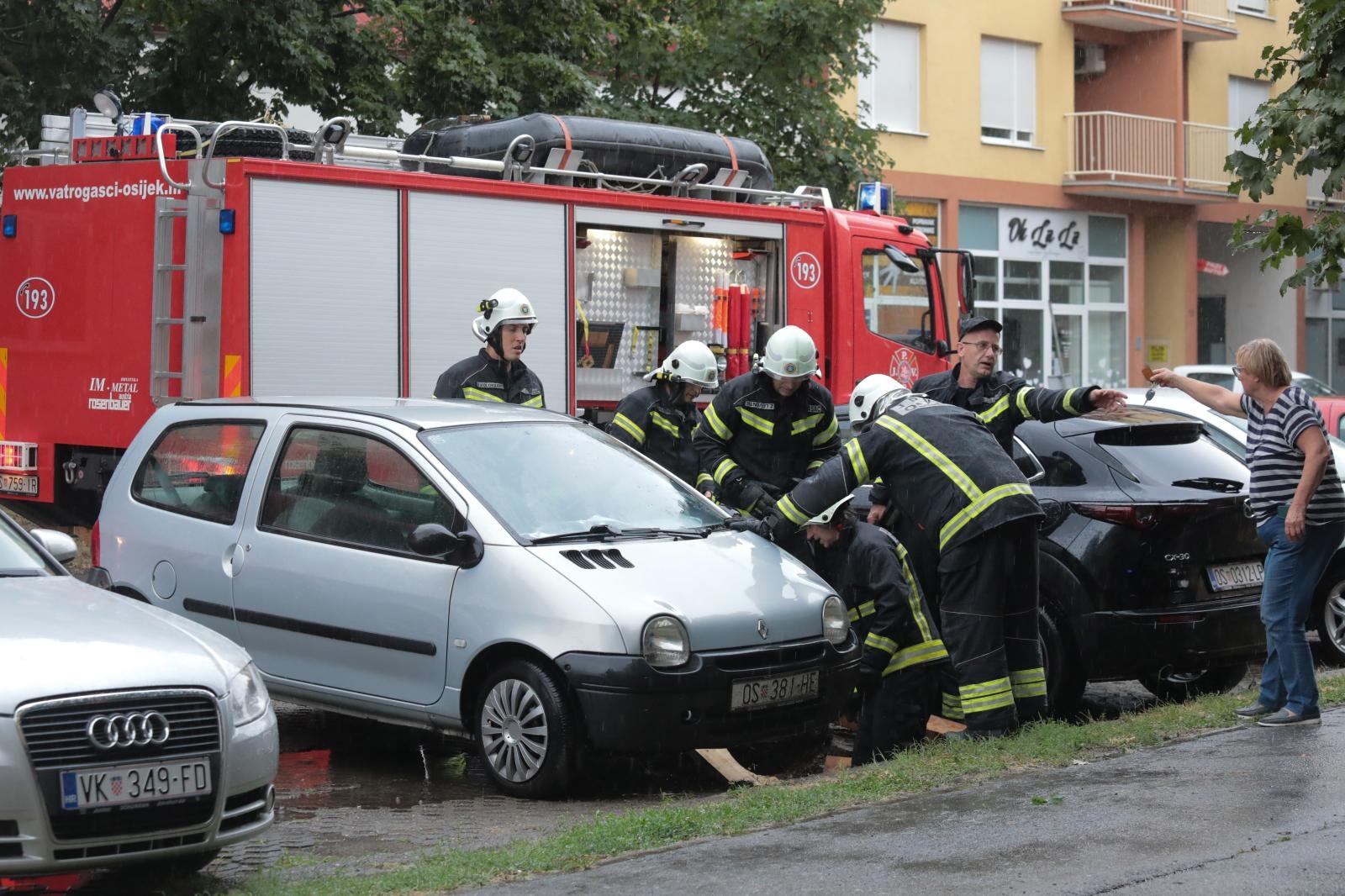 Automobil upao u rupu