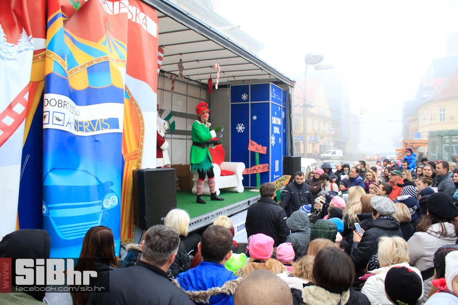 djed_mraz_kamion_osijek_bozic_2