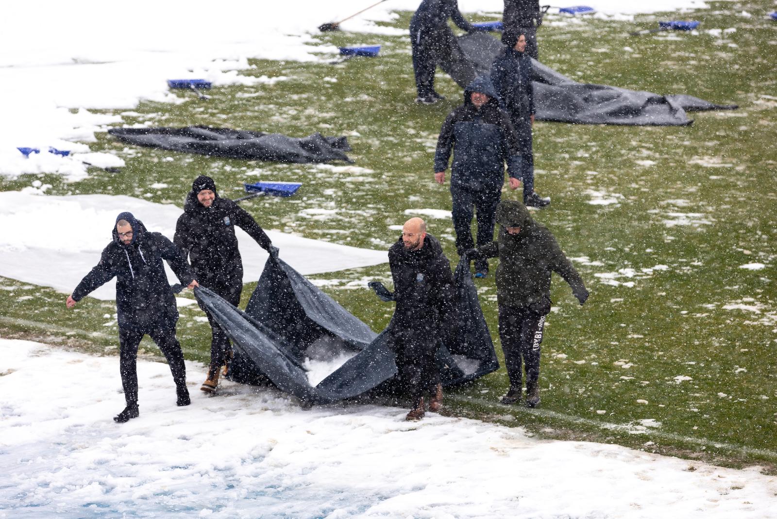 Navijači čiste Gradski vrt od snijega, veljača 2023.