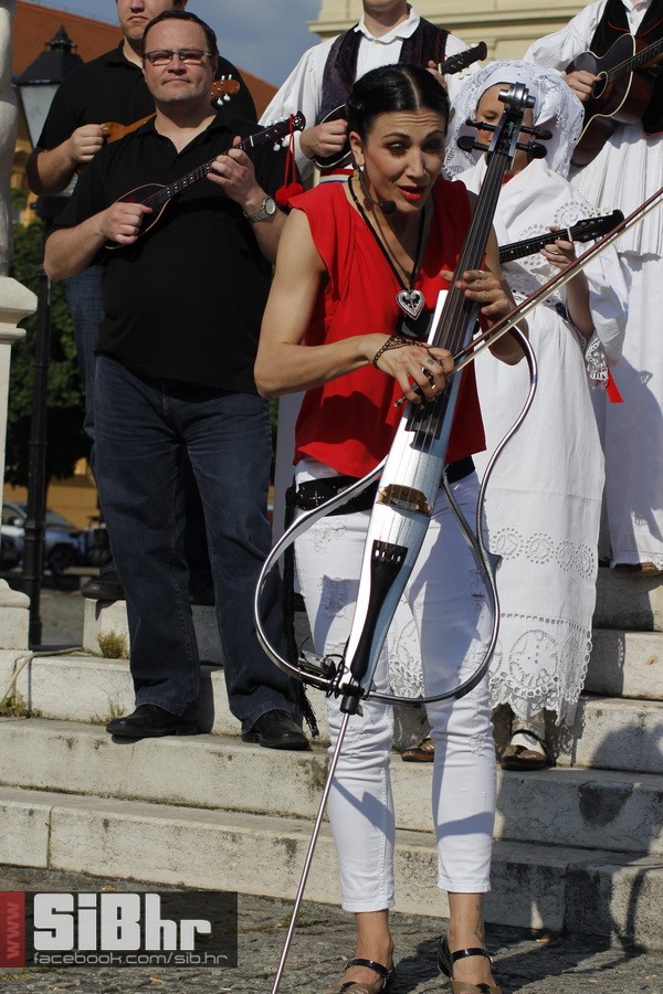 ana_rucner_Drmes_spot_SiBhr_25