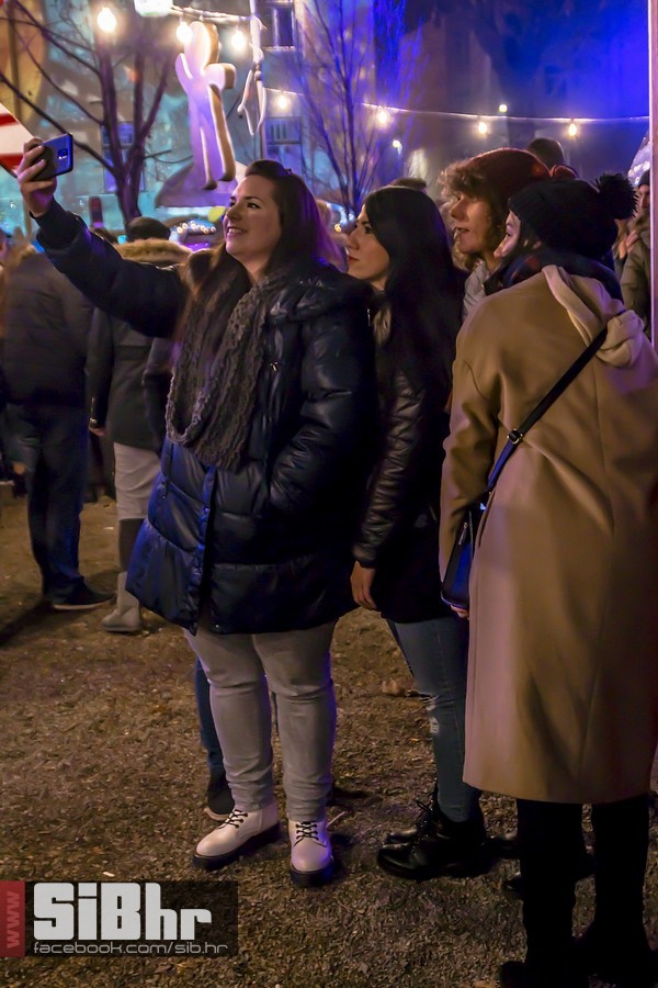 Advent_u_parku_koncert_Vatra_Si