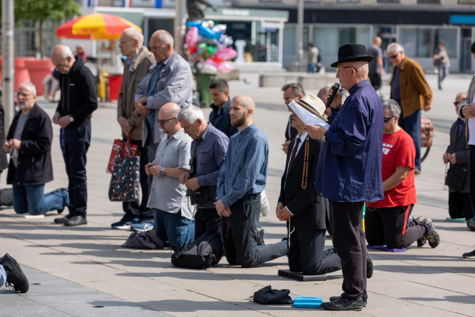 Molitelji ispred katedrale, svibanj 2023.