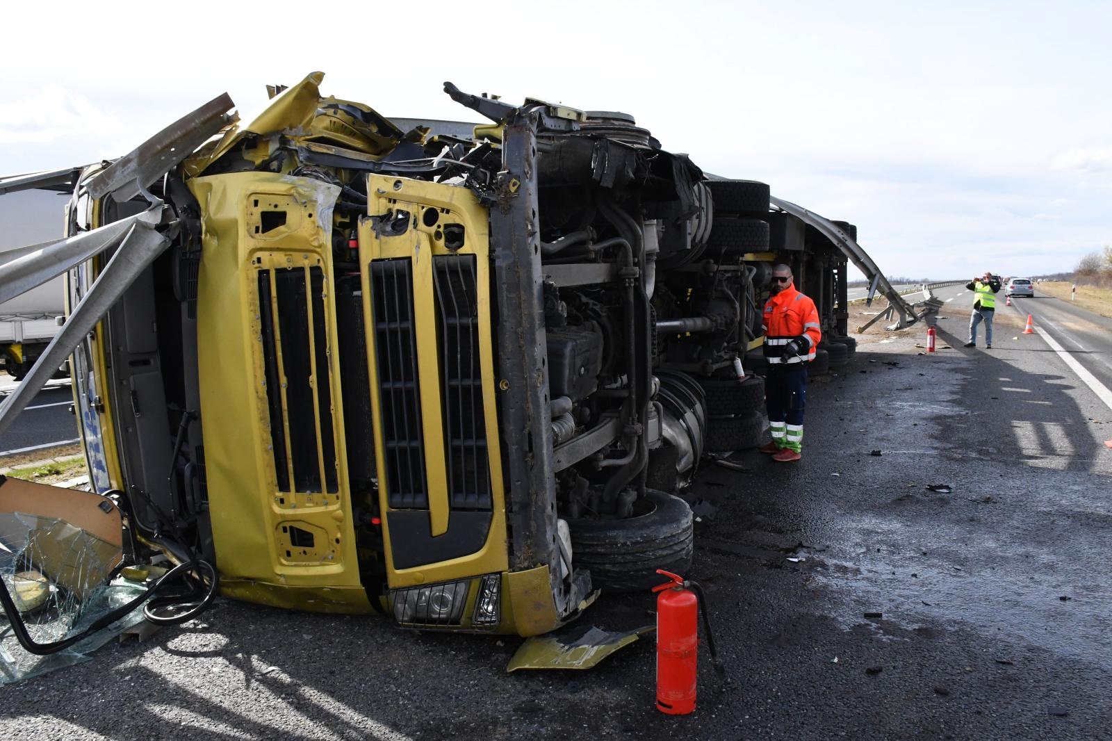 Kamion probio zaštitnu ogradu na autocesti A3