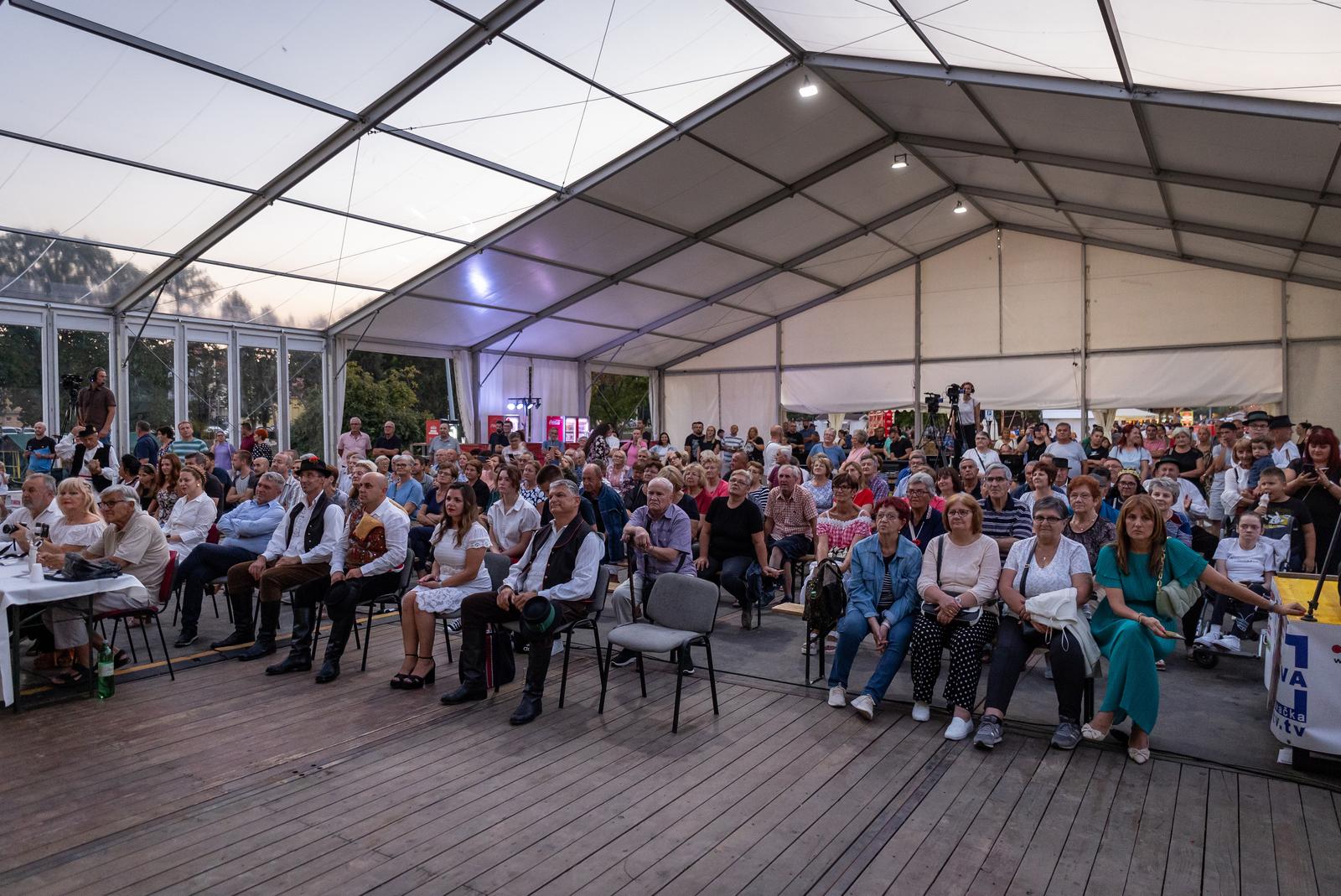 Folklornim večerima započele 58. Vinkovačke jeseni Folklornim večerima započele 58. Vinkovačke jeseni
