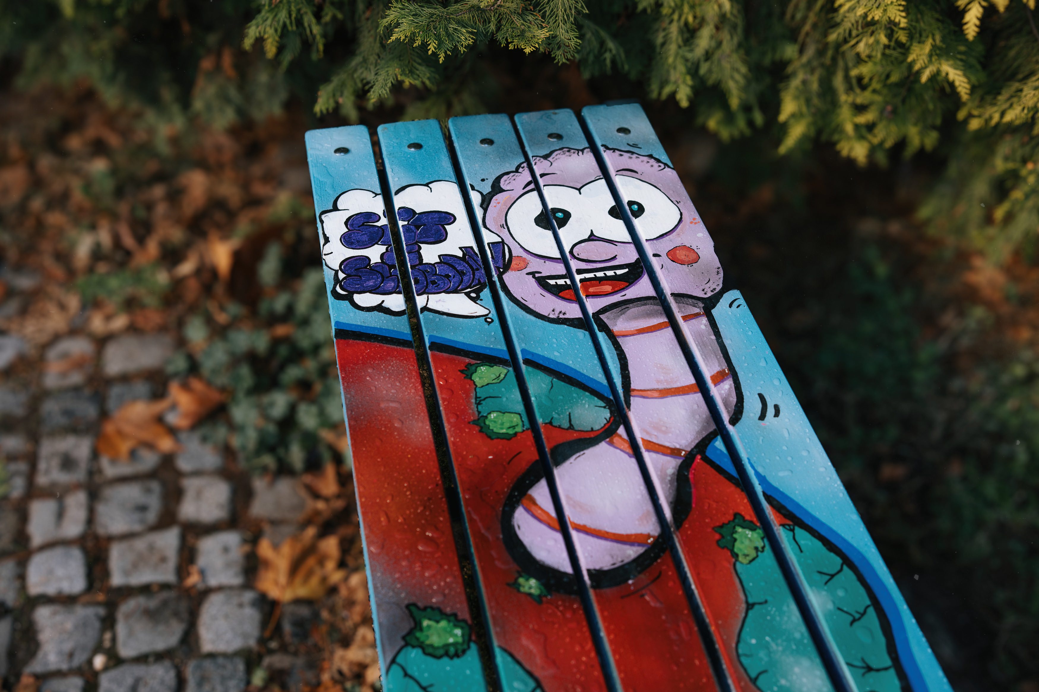 Oslikane klupe u osječkom parku Oslikane klupe u osječkom parku