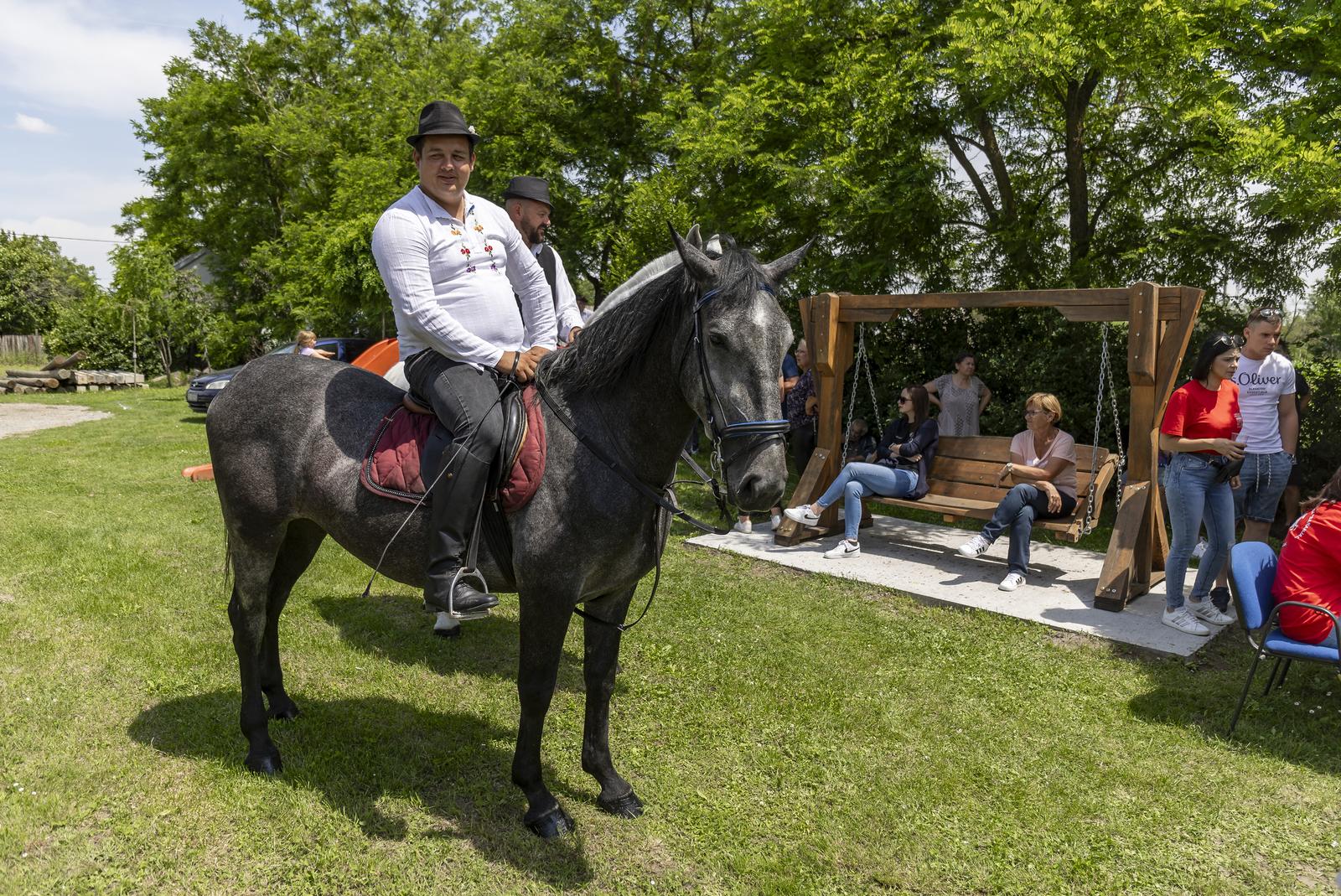“Ulicama našeg sela” – svečana povorka zaprega i jahača u Jagodnjaku