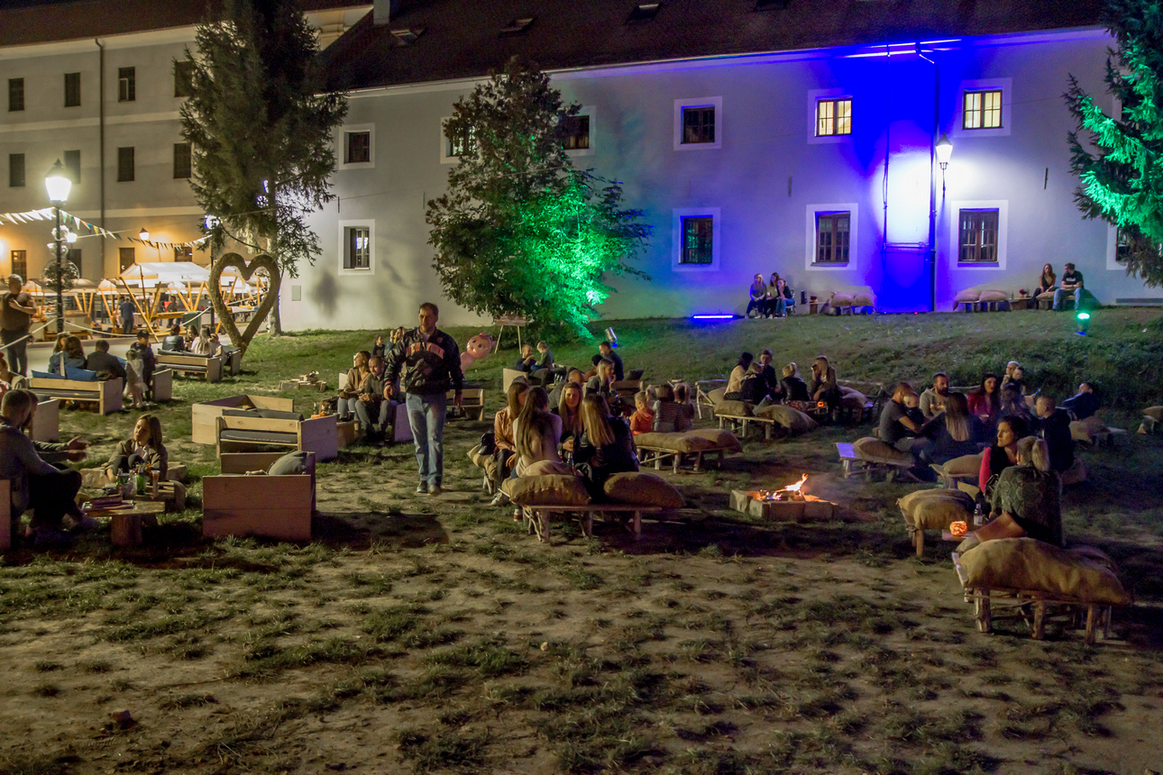 Osijek, 3.10.2020. – Jučer je u Osijeku počeo drugi HeadOnEast festival. Cijeal Tvrđa pretvorial se u šarenu festivalsku pozornicu s brojnim zanimljivim sadržajima. Kako je bilo prve večeri pogledajte u našoj velikoj fotogaleriji [HeadOnEast 2020.]