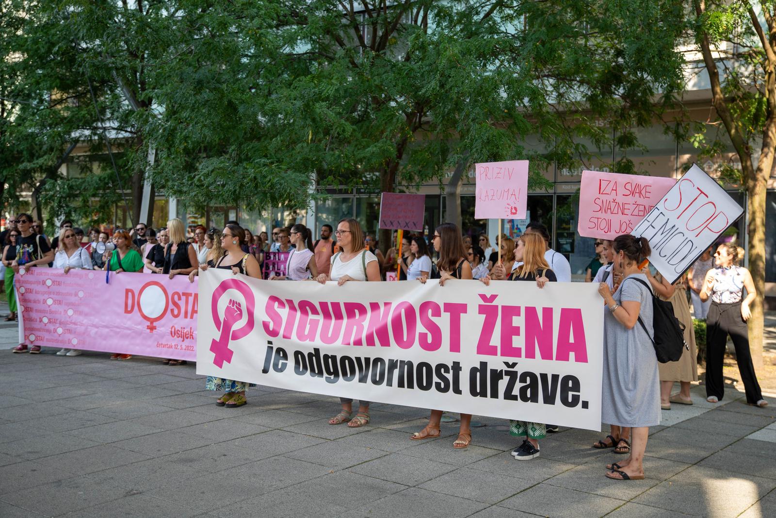 Održana javna akcija ”Sigurnost žena je odgovornost države” na Trgu slobode