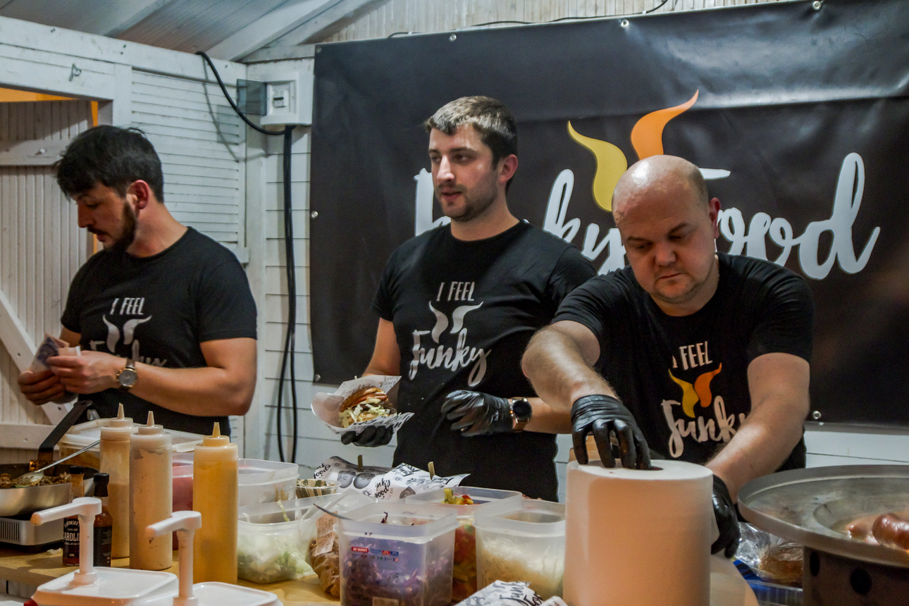 Osijek, 3.10.2020. – Jučer je u Osijeku počeo drugi HeadOnEast festival. Cijeal Tvrđa pretvorial se u šarenu festivalsku pozornicu s brojnim zanimljivim sadržajima. Kako je bilo prve večeri pogledajte u našoj velikoj fotogaleriji [HeadOnEast 2020.]