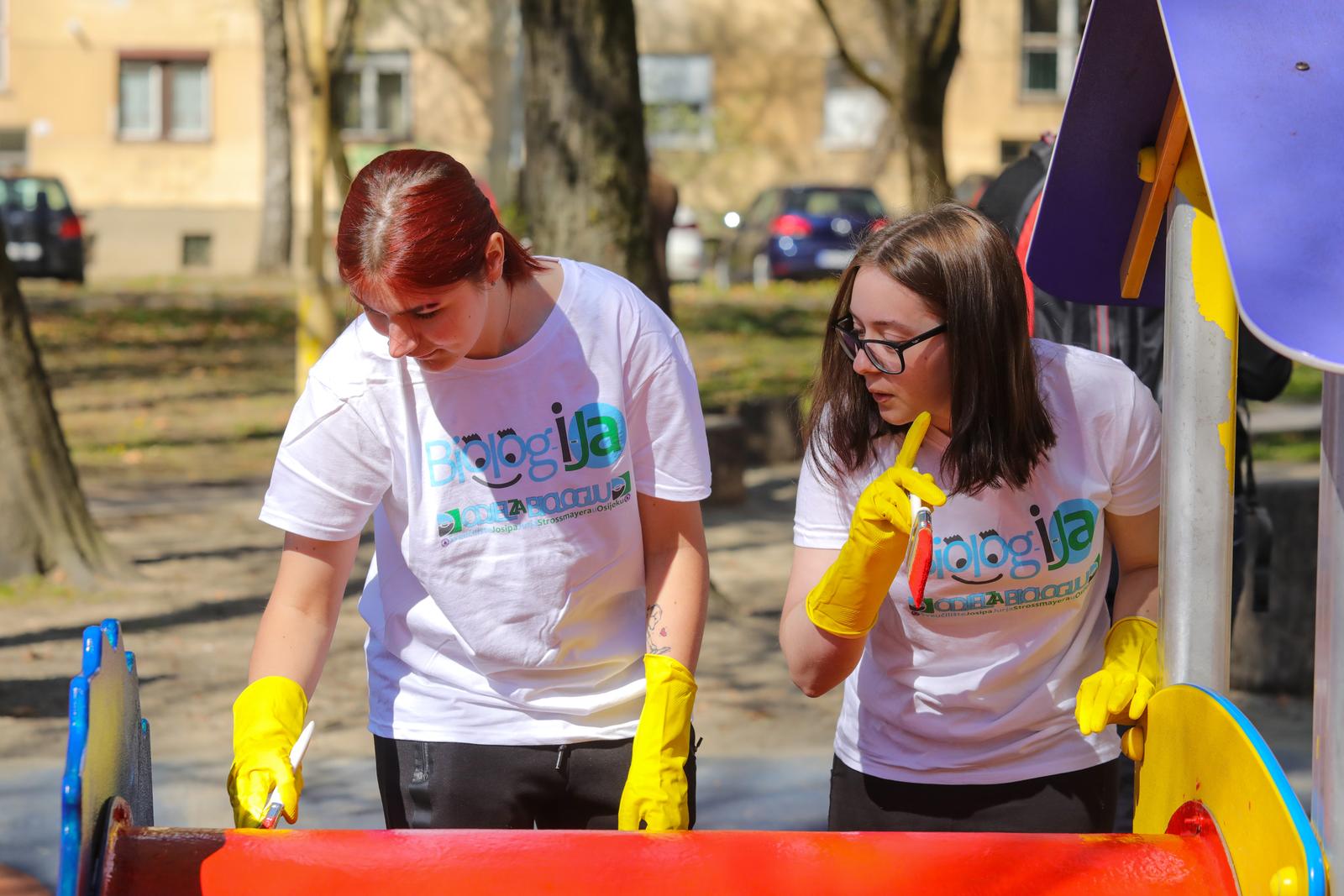“Pometi prvo ispred svog praga” – učenici i studenti u suradnji s Unikom preuredili igralište na Vijencu Ivana Meštrovića
