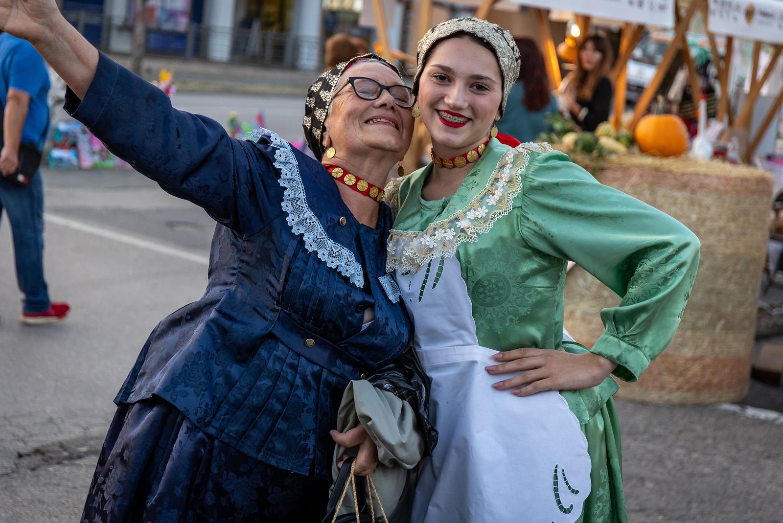 Folklornim večerima započele 58. Vinkovačke jeseni Folklornim večerima započele 58. Vinkovačke jeseni