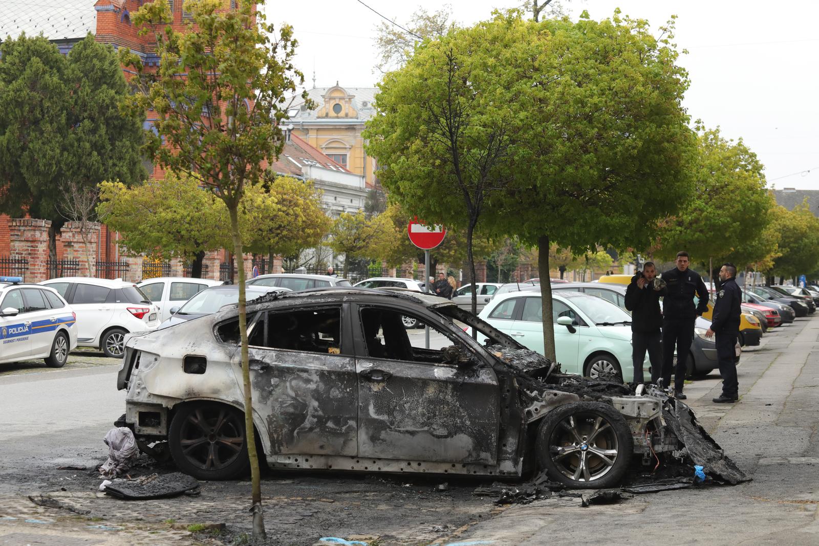 U centru Osijeka jutros izgorio BMW