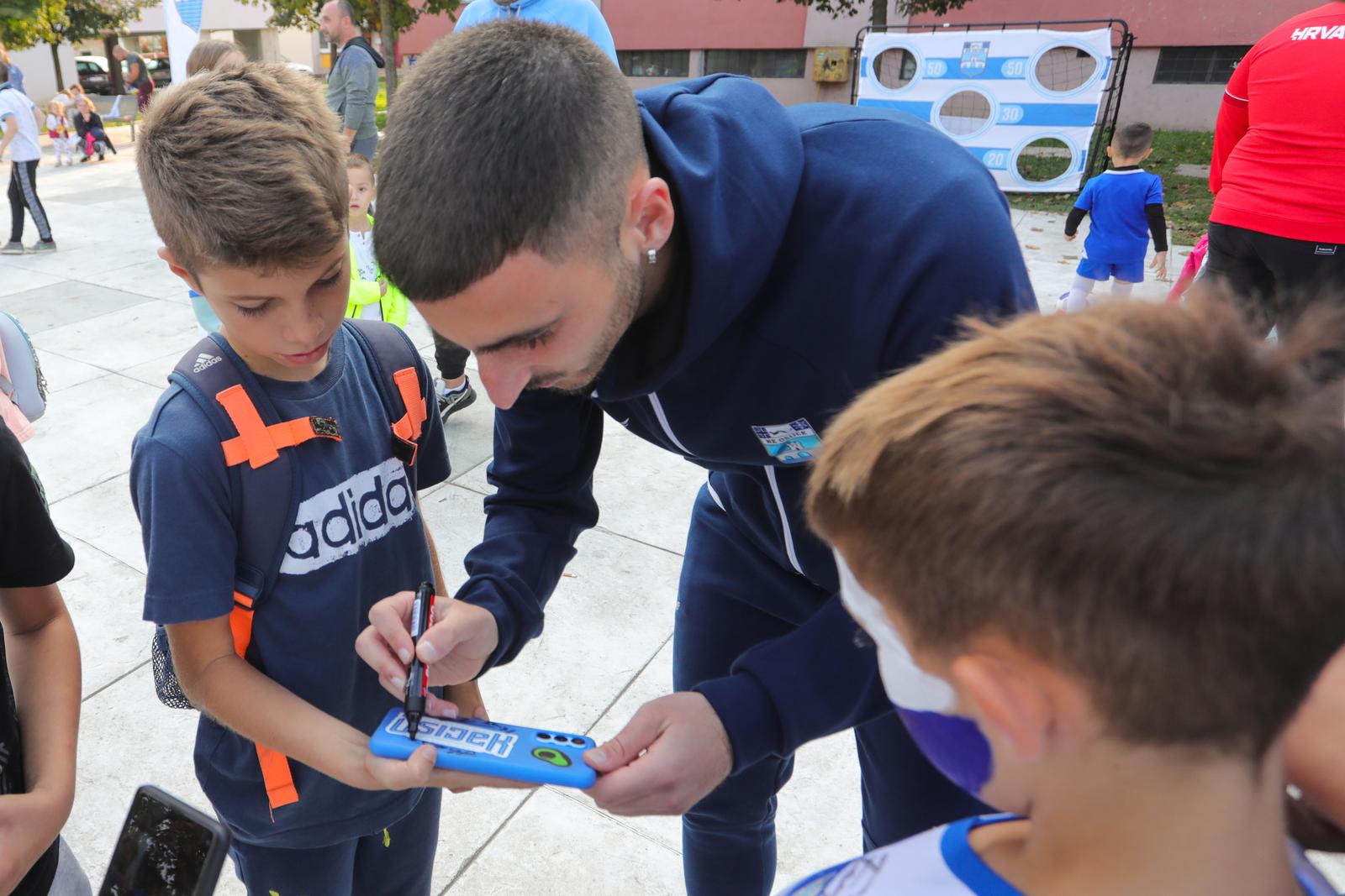 Bijelo-plavi korner Jug 2 Bijelo-plavi korner Jug 2