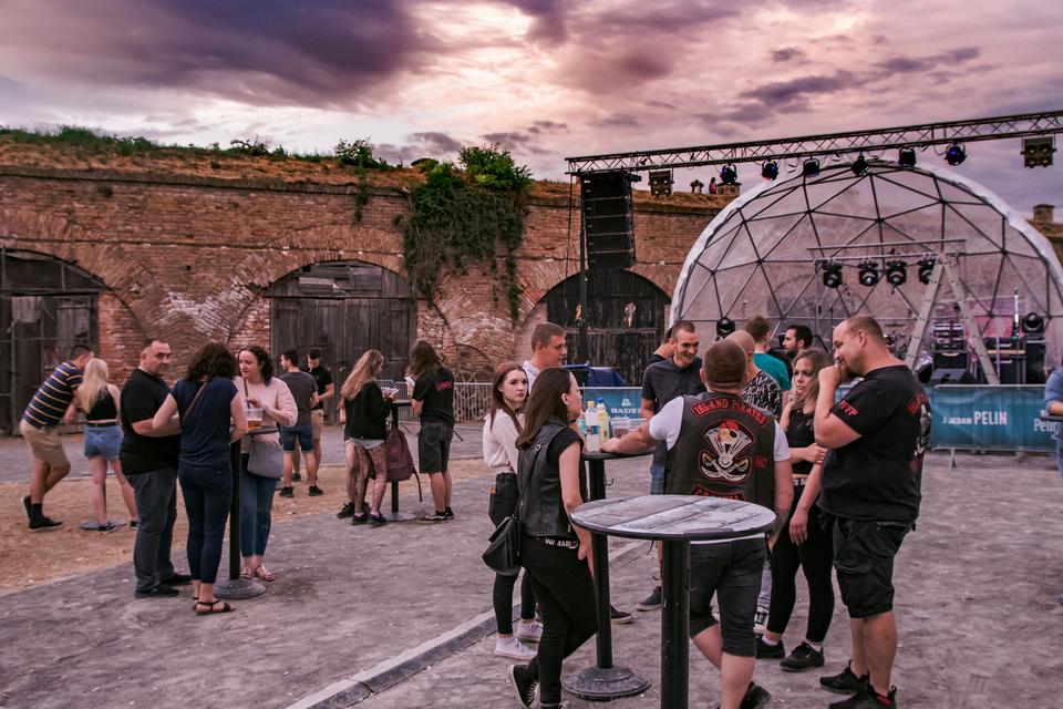 Brkovi u dvorištu Stare pekare