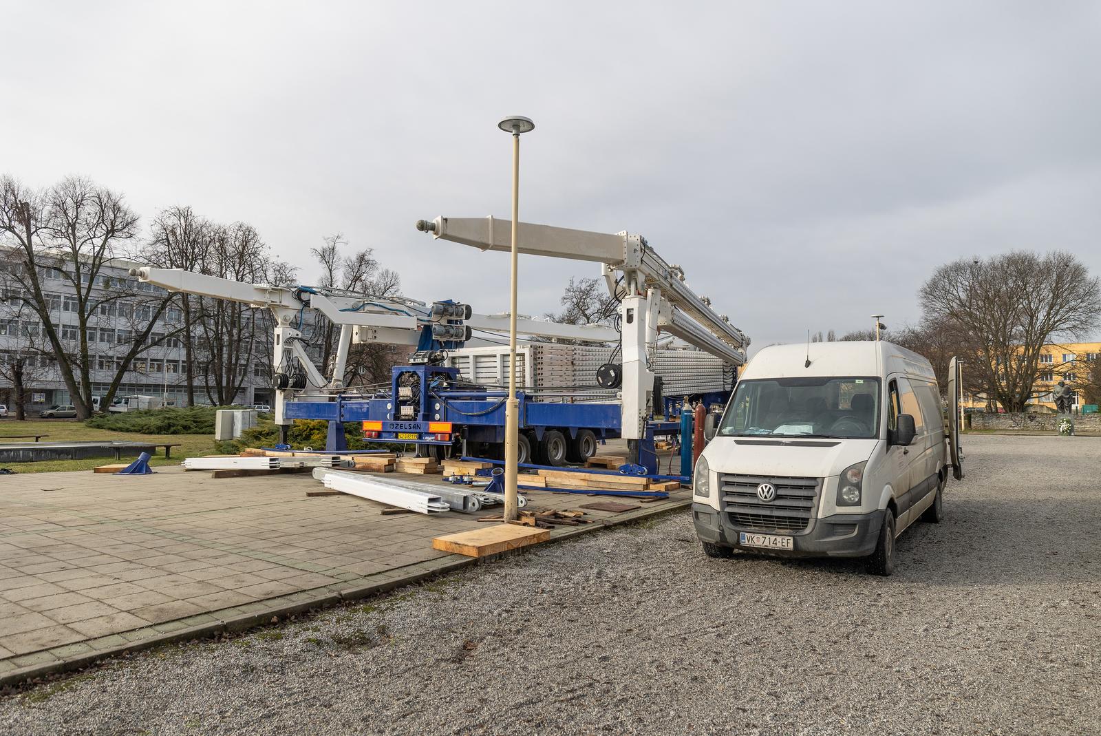 Postavljanje 35-metarskog kotača kod Školjke