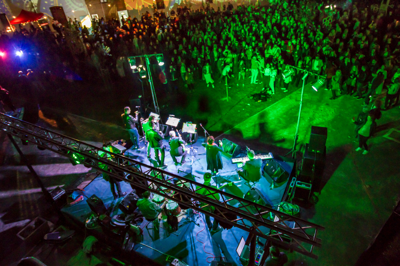 Osijek, 3.10.2020. – Jučer je u Osijeku počeo drugi HeadOnEast festival. Cijeal Tvrđa pretvorial se u šarenu festivalsku pozornicu s brojnim zanimljivim sadržajima. Kako je bilo prve večeri pogledajte u našoj velikoj fotogaleriji [HeadOnEast 2020.]
