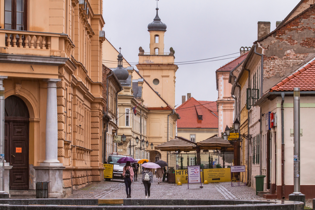 Kišni jesenji dan na osječkim ulicama tvrđa kiša