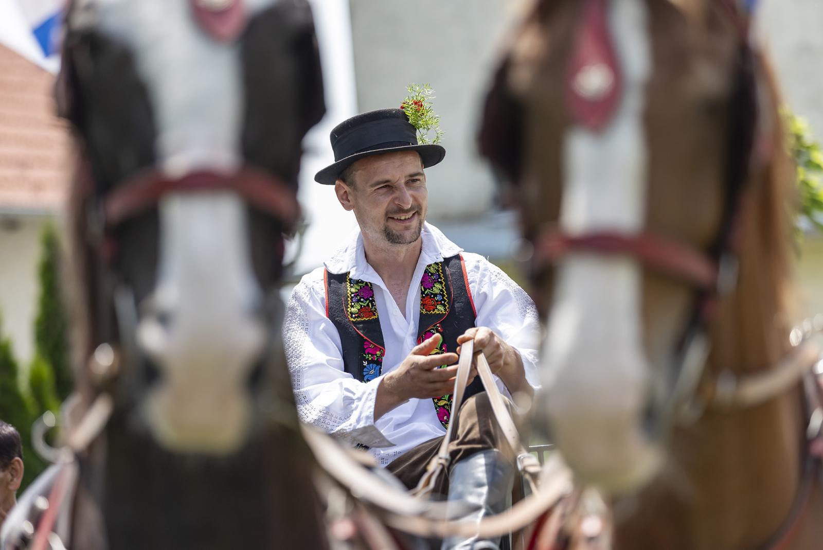“Ulicama našeg sela” – svečana povorka zaprega i jahača u Jagodnjaku