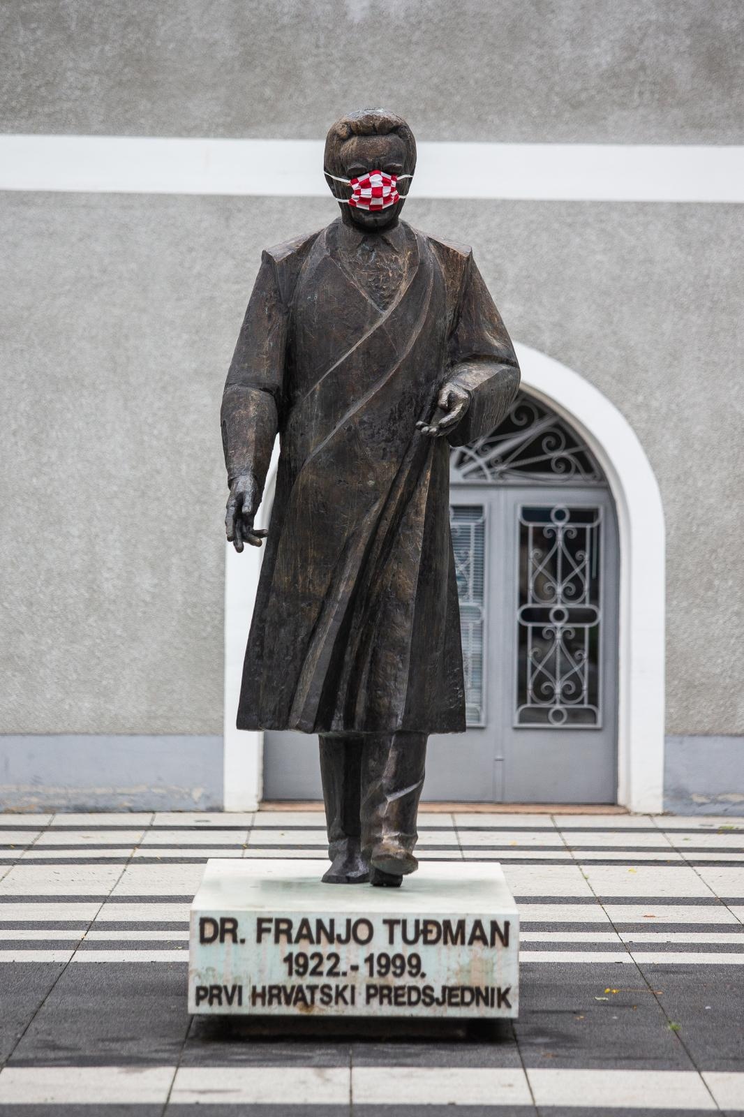 Spomenici s zaštitnim maskama