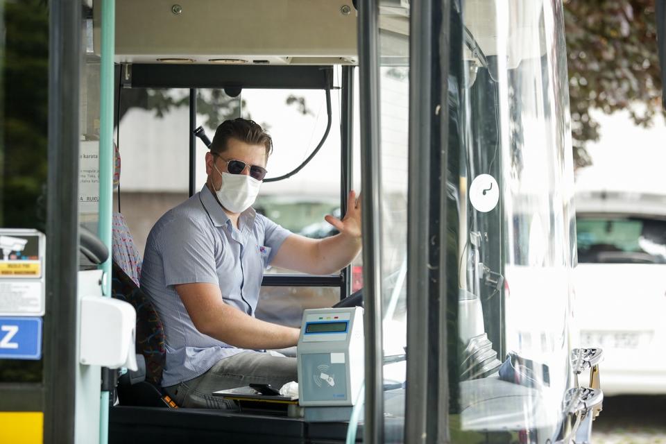 Od danas u tramvajima i autobusima obveza nošenja zaštitnih maski