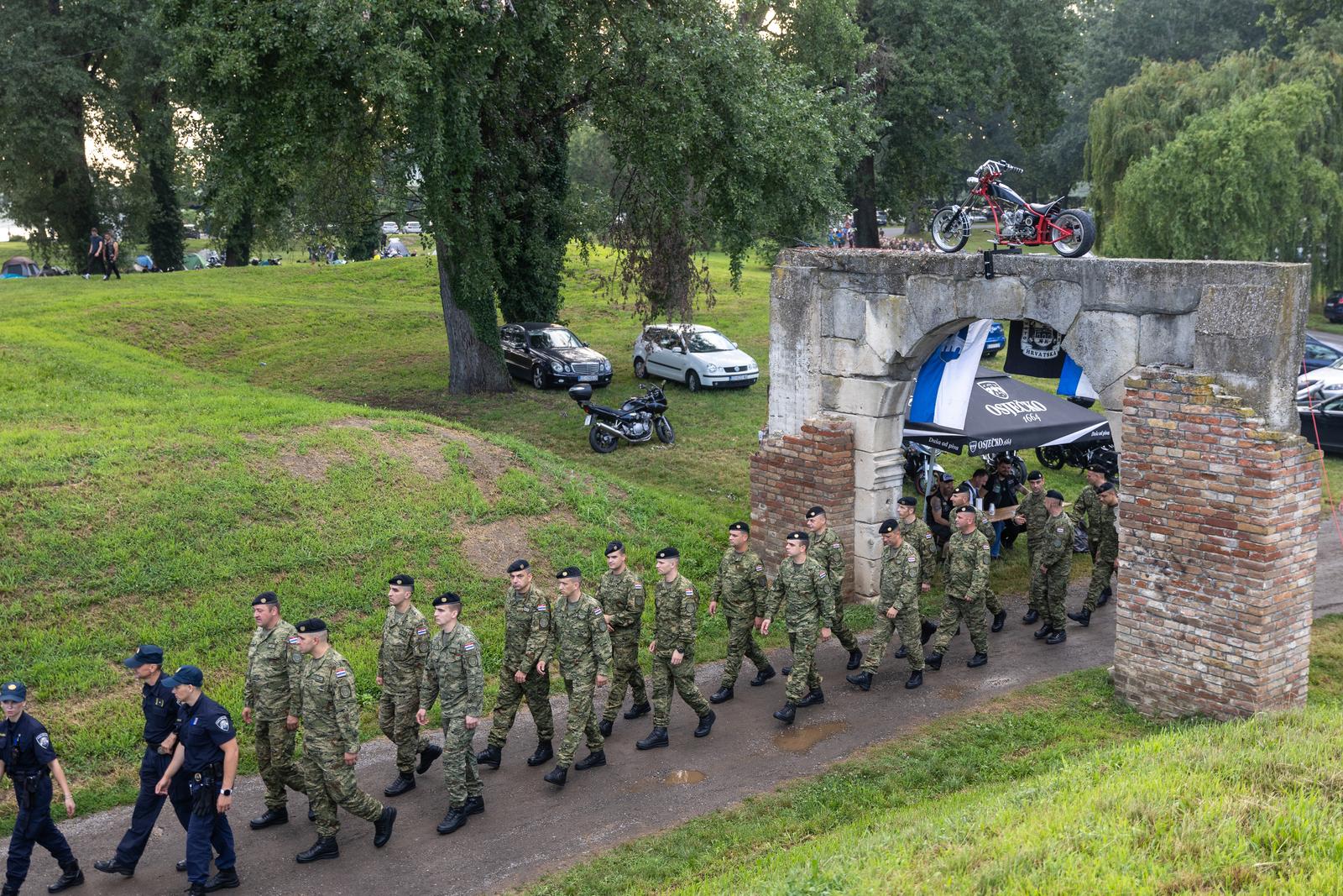 Svečanim mimohodom i bakljadom obilježen Dan osječkih banitelja Svečanim mimohodom i bakljadom obilježen Dan osječkih banitelja