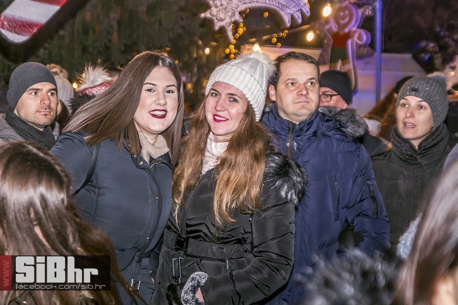 Advent_u_parku_koncert_Vatra_Si