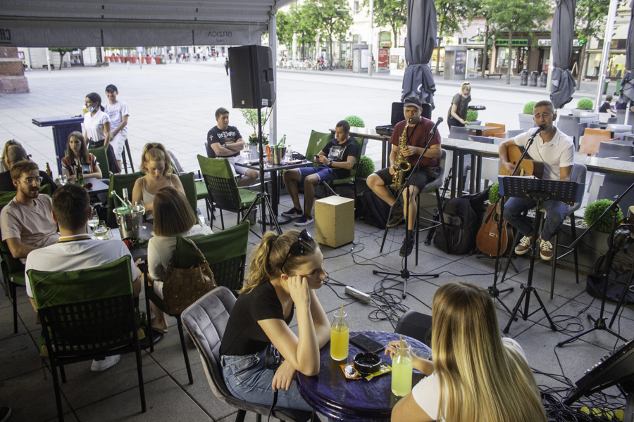 Juraj Padovan i prijatelji zasvirali na terasi ’22-ojke’