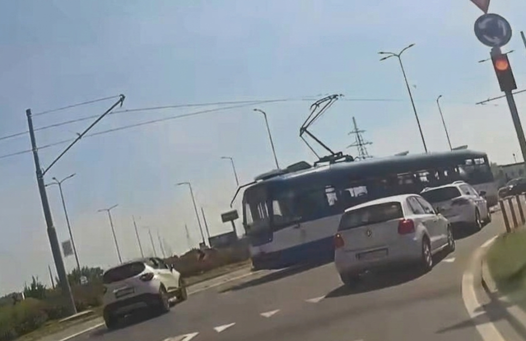 tramvaj divaltova crveno 1