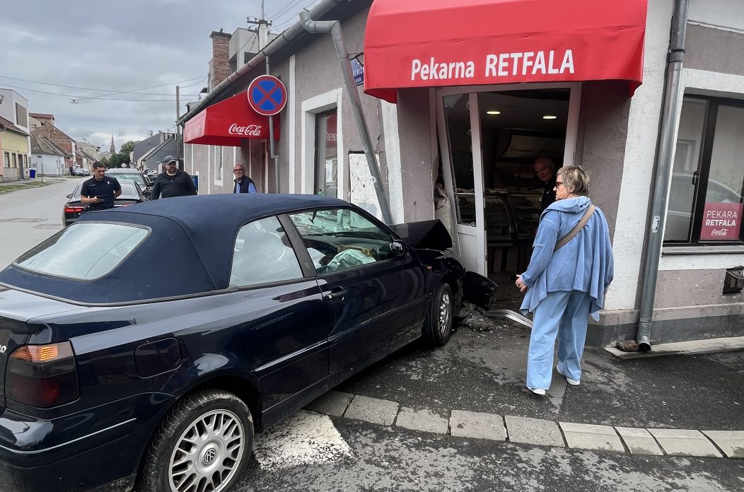 prometna – automobilom se zabio u pekarnicu prometna – automobilom se zabio u pekarnicu