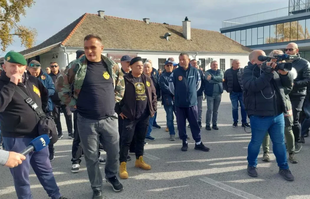 blokiranje bacanja vijenaca u dunav blokiranje bacanja vijenaca u dunav