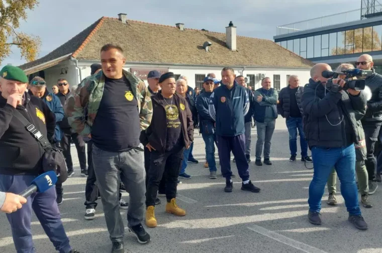 blokiranje bacanja vijenaca u dunav blokiranje bacanja vijenaca u dunav