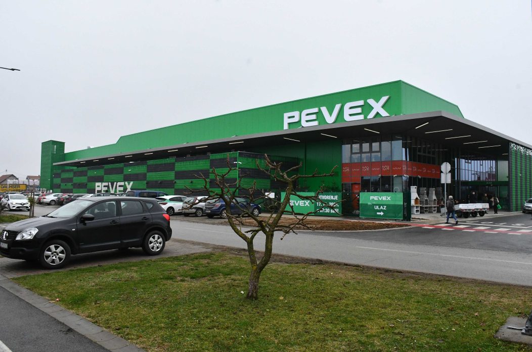 Đakovo: Otvorenje nove trgovina Pevexa u Đakovu.