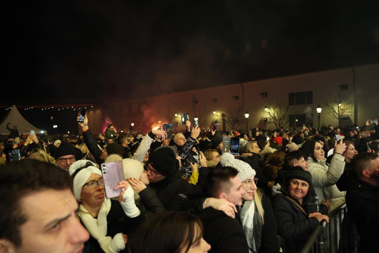 PXL_010126_144112537