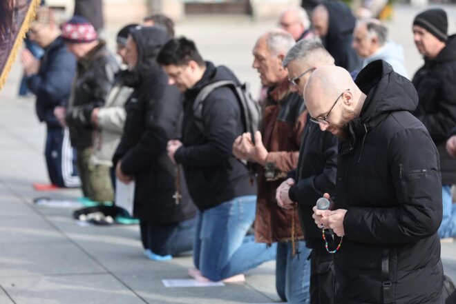 Molitelji ispred osječke konkatedrale, ožujak 2025.