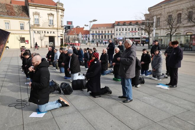 Molitelji ispred osječke konkatedrale, ožujak 2025.