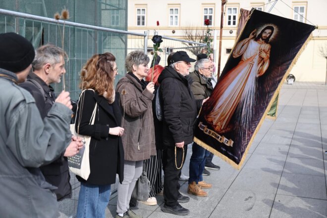 Molitelji ispred osječke konkatedrale, ožujak 2025.